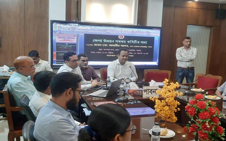 পাবনা জেলা প্রশাসনের সভা“বন্যা মোকাবেলায় সতর্ক থাকতে হবে”