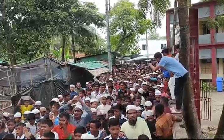 সেন্টমার্টিনে পর্যটক সীমিতকরণের প্রতিবাদে মানববন্ধন