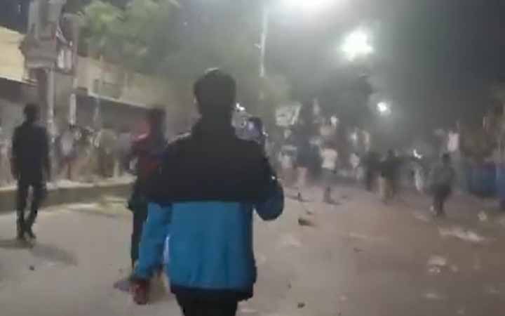 নীলক্ষেতে শিক্ষার্থীদের ধাওয়া পাল্টা ধাওয়া শুরু হয়েছে