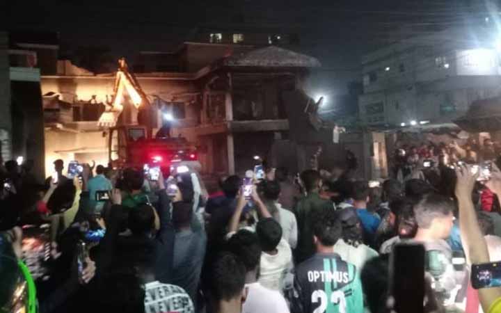 খুলনায় বুলডোজার দিয়ে গুঁড়িয়ে দেওয়া হলো ‘শেখ বাড়ি’