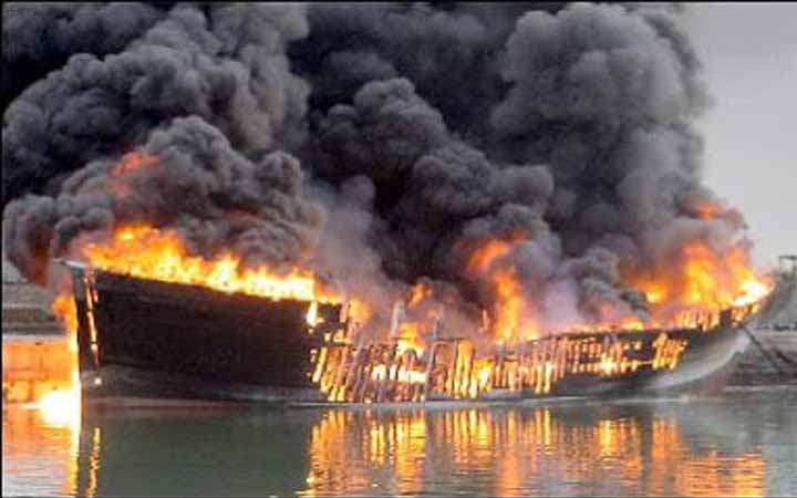 বরিশালের কীর্তনখোলায় তেলের ট্রলার বিস্ফোরণে দুজন নিখোঁজ, দগ্ধ ৪