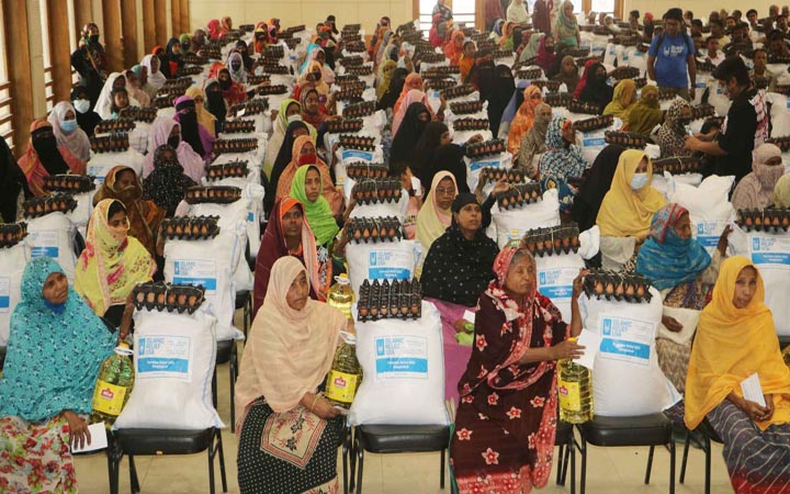 নওগাঁয় ৭০০ সুবিধাবঞ্চিত পরিবার পেল খাদ্য সামগ্রী