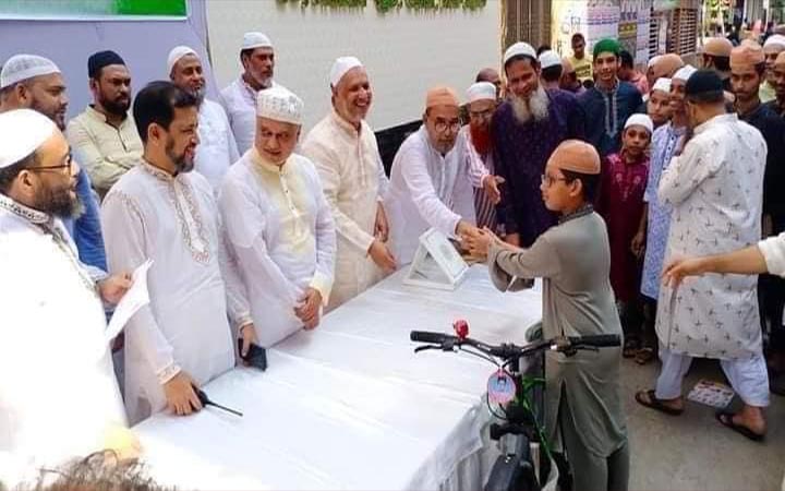 নিয়মিত নামাজ পড়ে পুরস্কার পেল ৩৯ কিশোর