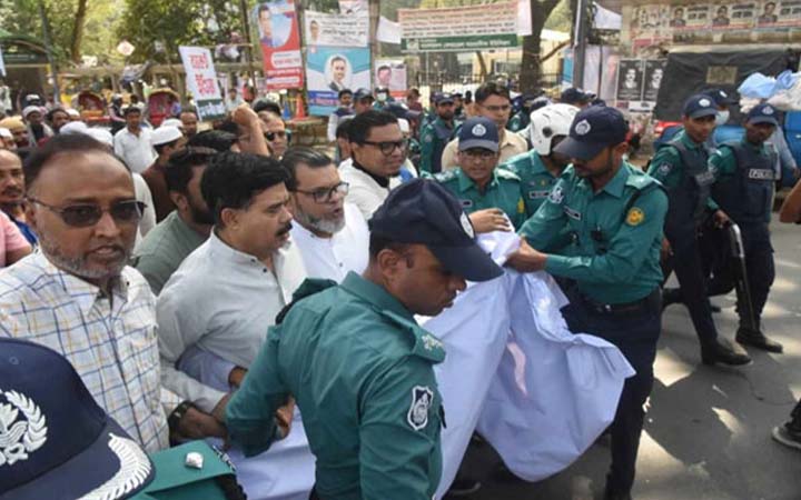 পুলিশি বাধায় ভণ্ডুল ১২ দলীয় জোটের বিক্ষোভ মিছিল