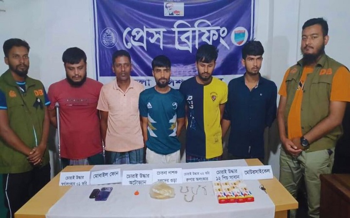 যশোরে অজ্ঞান পার্টি চক্রের পাঁচ সদস্য আটক