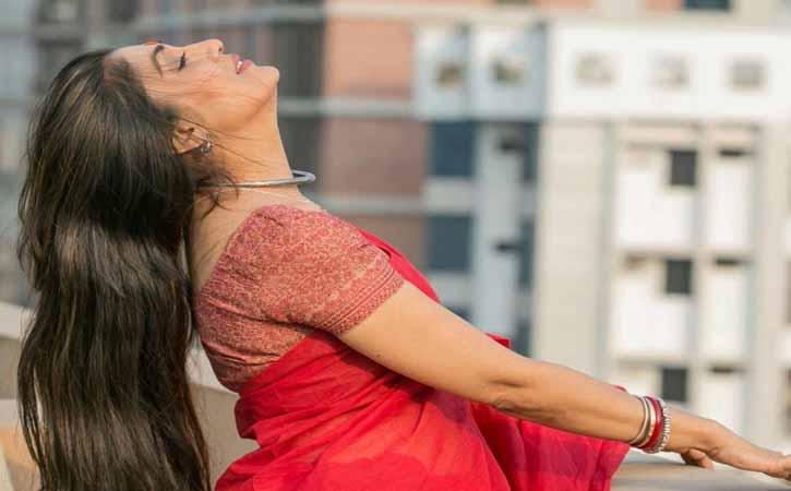 বর্ষাকালে যেভাবে নিবেন চুলের যত্ন