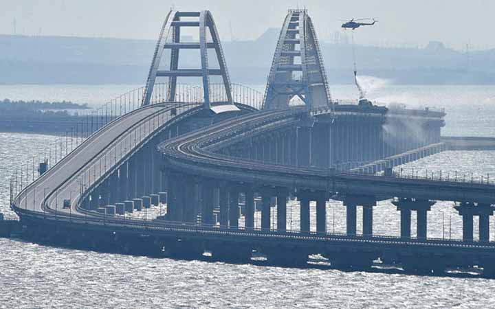রাশিয়ান ট্যাঙ্কারে ড্রোন হামলা, ক্রিমিয়া সেতুতে চলাচল বন্ধ