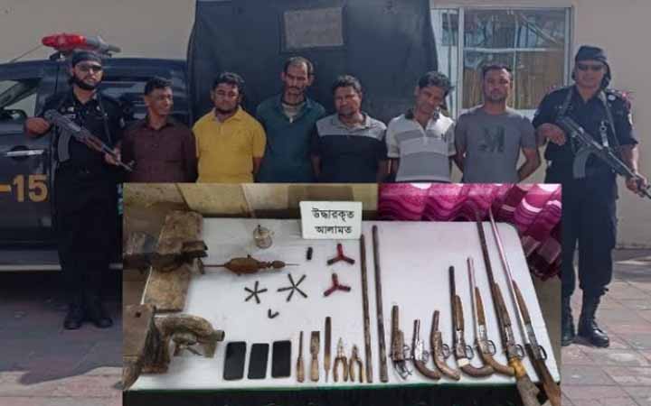 টেকনাফে আগ্নেয়াস্ত্র ও অস্ত্র তৈরীর সরঞ্জাম'সহ আটক ৬ ডাকাত