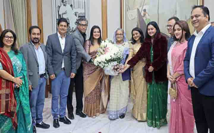 প্রধানমন্ত্রীকে শুভেচ্ছা জানালেন শিল্পীরা