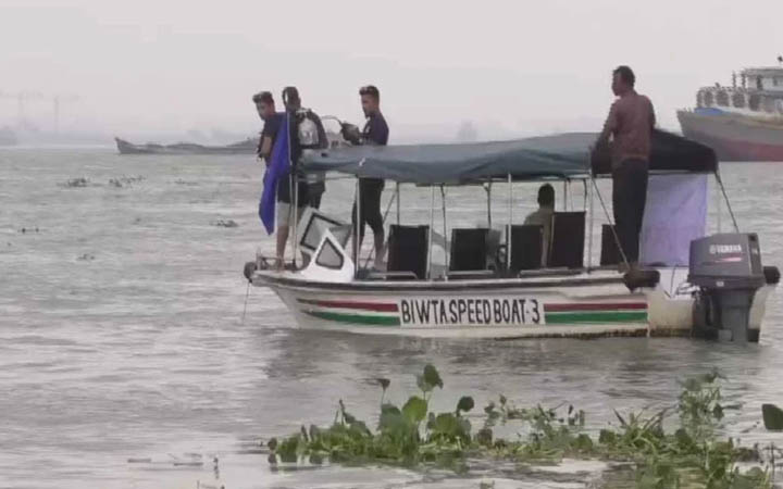 মোংলায় মাঝ নদীতে ট্রলারডুবি, নিখোঁজ ১