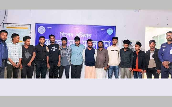 কক্সবাজারে পেশাদার ১২ ছিনতাইকারী গ্রেপ্তার