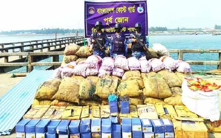 পাচারকালে মিয়ানমার সীমান্তের নাফ নদী থেকে পণ্যবাহী ট্রলার জব্দ