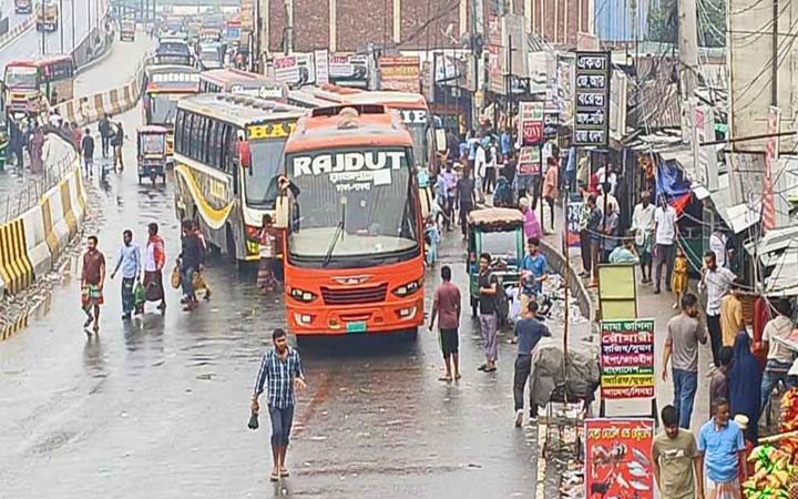 ঢাকা-টাঙ্গাইল মহাসড়কে যানবাহন ও যাত্রীর চাপ বেড়েছে