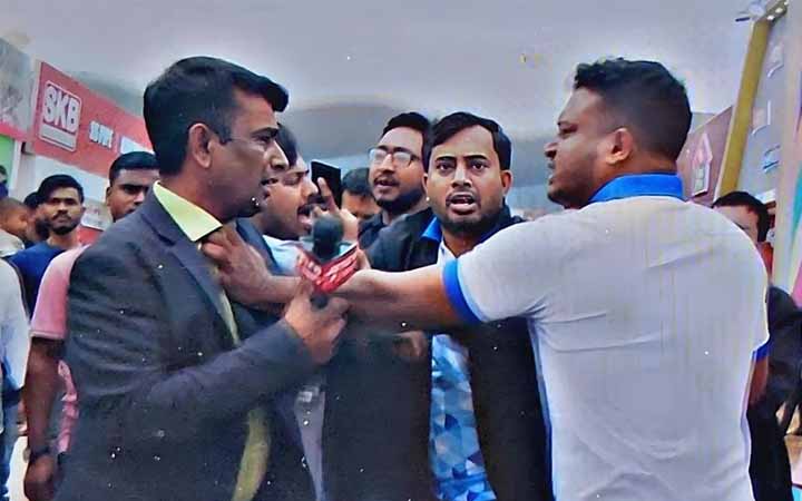 বাণিজ্যমেলায় যমুনা টিভি সাংবাদিকের ওপর হামলা