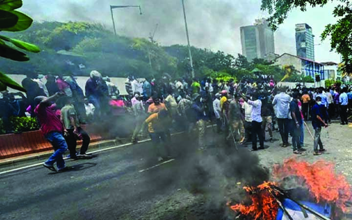 শ্রীলঙ্কায় শিক্ষার্থীদের ওপর র্টিয়ার গ্যাস-জলকামান নিক্ষেপ