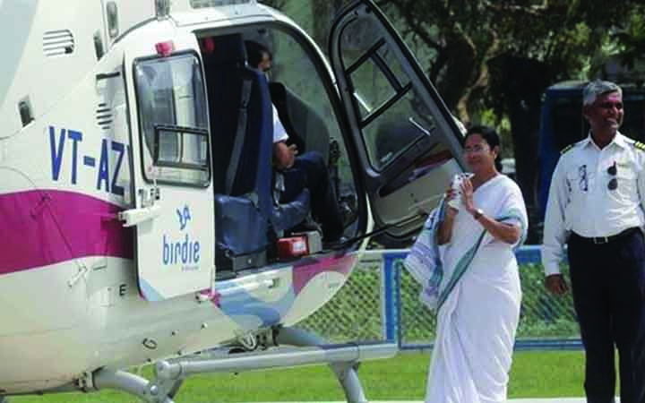 দুর্যোগের মুখে জরুরি অবতরণ, মমতার হেলিকপ্টার