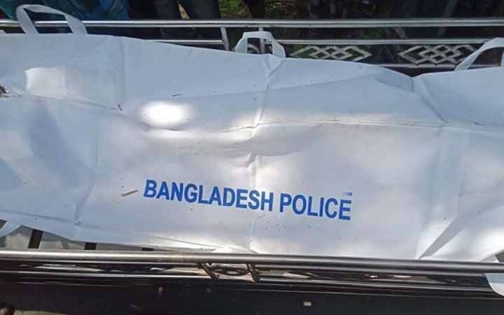 প্রেমিকাকে হত্যা: ছেলেকে পুলিশের হাতে তুলে দিলেন মা