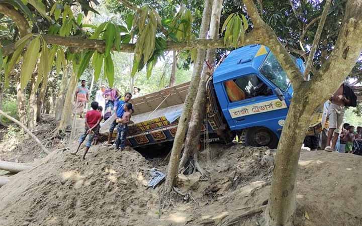 চাটমোহরে বালু বোঝাই ট্রাকের চাপায় স্কুলছাত্রী নিহত