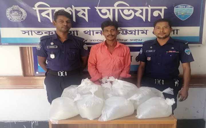 চট্টগ্রামের সাতকানিয়ায় দেশিয় মদসহ আটক ১