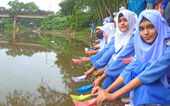 করতোয়া নদীতে প্রতীকী নৌকা ভাসালেন শিক্ষার্থীরা