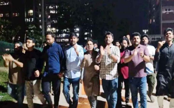 আ.লীগ নিষিদ্ধে জাবিতে মিষ্টি বিতরণ, গরু-খাসি জবাই