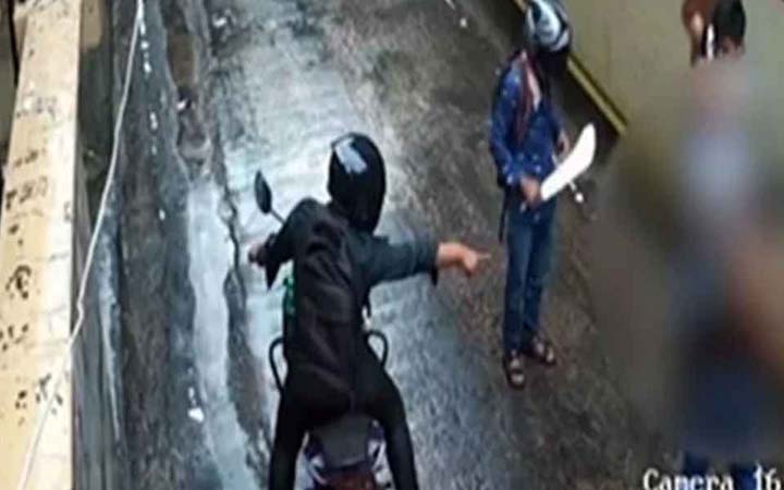 রাজধানীতে ছিনতাই করতে ভাড়ায় পাওয়া যাচ্ছে চাপাতি-মোটরসাইকেল