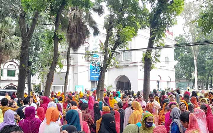 বকেয়া বেতনের দাবি নিয়ে শ্রমিকেরা গাজীপুর জেলা প্রশাসকের কার্যালয়ে