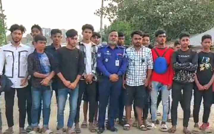 সুন্দরবনের গভীর জঙ্গল থেকে পর্যটক উদ্ধার