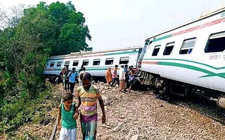 নাঙ্গলকোটে বিজয় এক্সপ্রেসের ৯ বগি লাইনচ্যুত