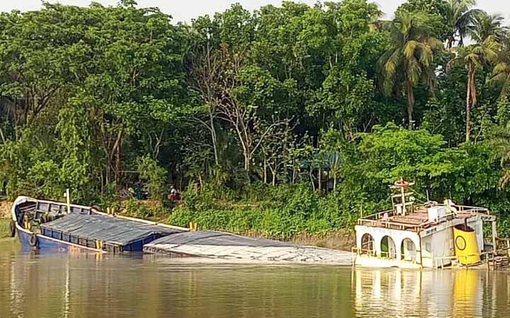 ভৈরব নদে কয়লা বোঝাই জাহাজ ডুবি