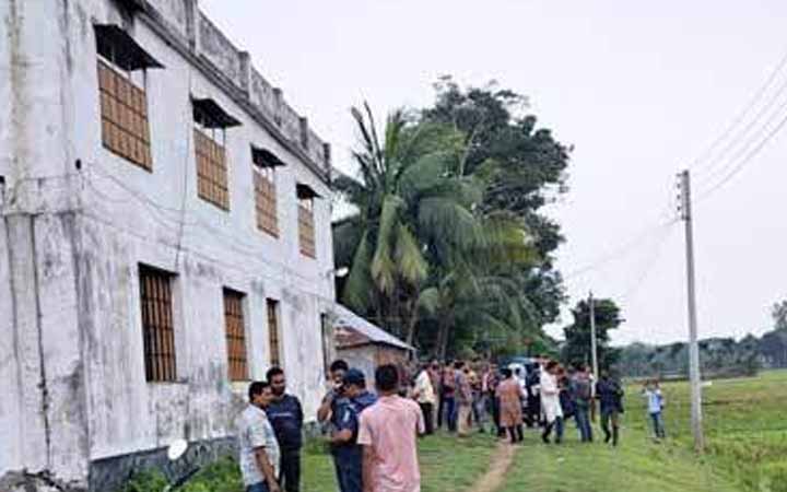 নেত্রকোনায় জঙ্গি আস্তানা সন্দেহে একটি বাড়ি ঘেরাও