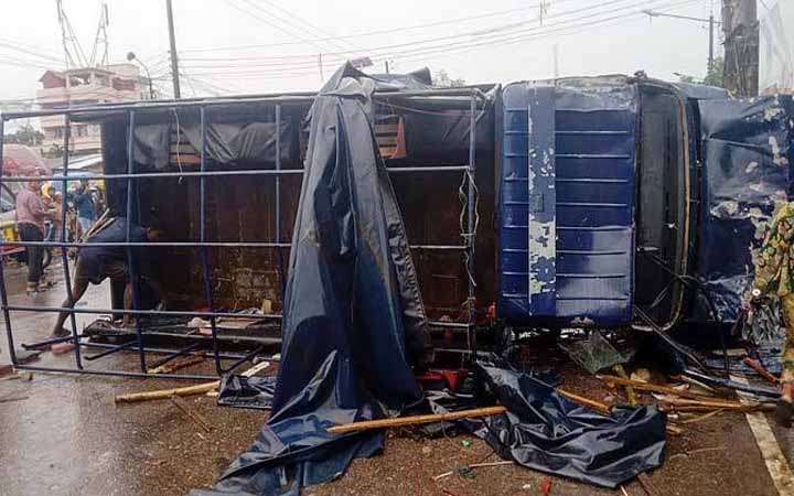 কোটা আন্দোলনে বরিশালে পুলিশ বক্সে আগুন ও গাড়ি ভাঙচুর