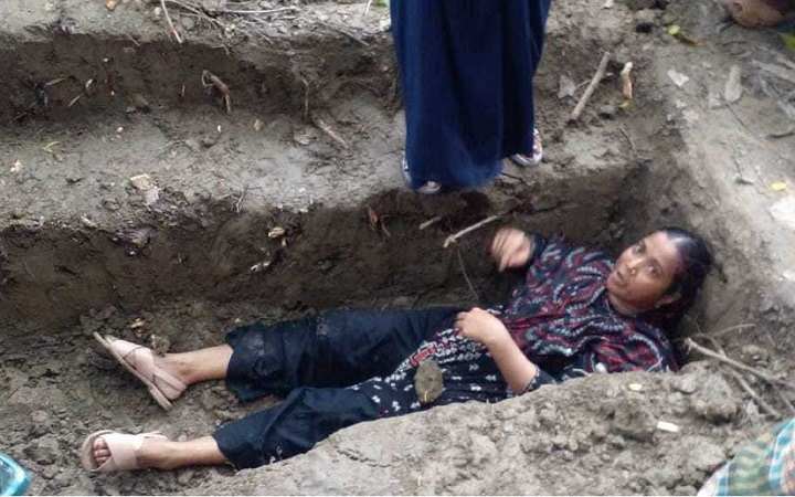 বরিশালে কবরে শুয়ে শাশুড়িকে দাফনে বাধা পুত্রবধূর