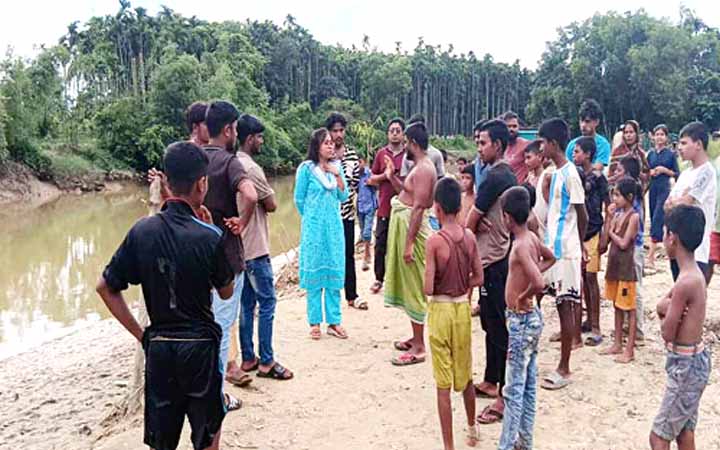 উখিয়ায় অবৈধভাবে বালু উত্তোলনকালে জরিমানাসহ বালুবাহী ট্রাক জব্দ