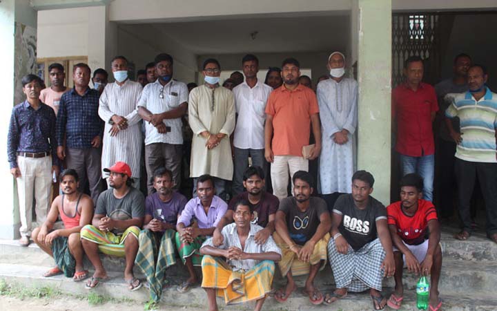 জামালপুরে বেতনের দাবিতে পরিচ্ছন্নতাকর্মীদের বিক্ষোভ