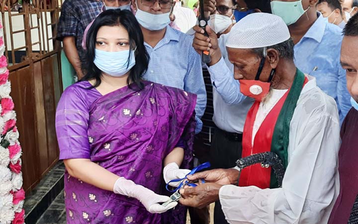 নাজিম উদ্দিন পেল প্রধানমন্ত্রীর উপহার