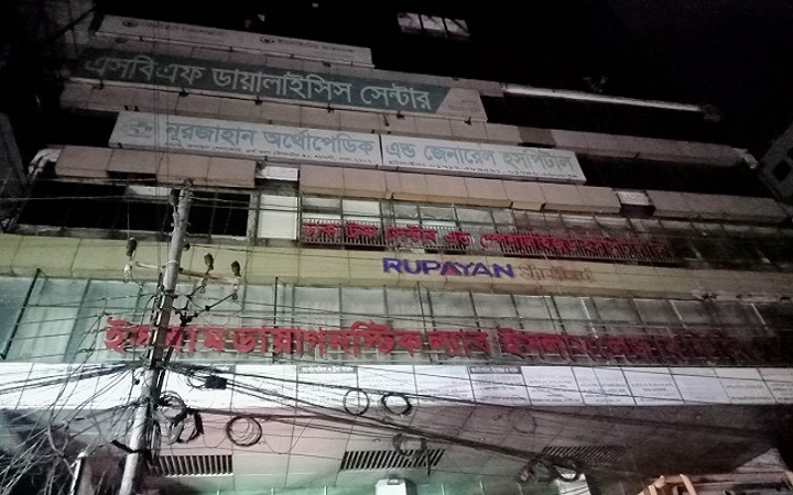 শ্যামলীতে বহুতল ভবনে ভয়াবহ আগুন, নিয়ন্ত্রণে ফায়ারের ১৩ ইউনিট