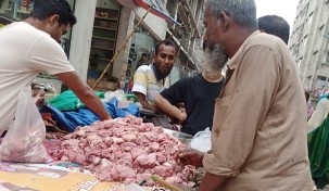 রাজধানীতে সংগ্রহ করা কোরবানির মাংসের পসরা