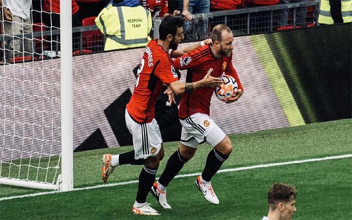 ইউনাইটেডের জয়ের দিনে আর্সেনালের হোঁচট