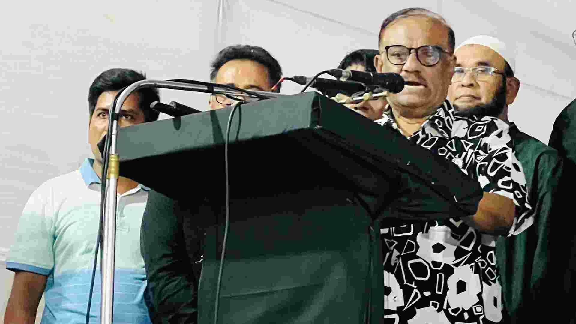 ফেসবুককে কাজে লাগাতে বললেন আওয়ামী লীগ নেতা
