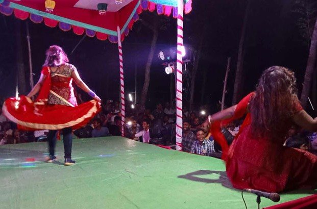 কুষ্টিয়ার দৌলতপুরে যাত্রার নামে রাতভর অশ্লীল নৃত্য
