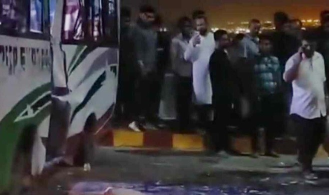 চাকা পাংচার হয়ে লেগুনা উল্টে নিহত ১, আহত ১১