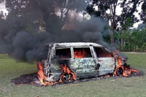 ফরিদপুরে স্কুলছাত্রীকে অপহরণের চেষ্টার সময় মাইক্রোবাসে আগুন