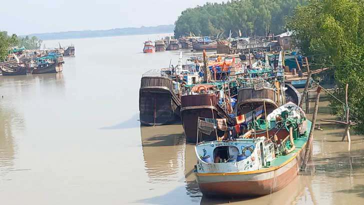 মাছ ধরে জাইল্লারা, চাল পায় হাইল্লারা