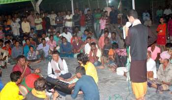 ফুলবাড়ীতে গ্রাম বাংলার ঐতিহ্যবাহী কবিগানের আসর