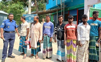 নিষেধাজ্ঞ অমান্য করে ইলিশ ধরায় ৭ জেলে আটক