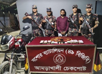 শার্শায় সোনা ও হুন্ডি টাকাসহ পাচারকারী আটক
