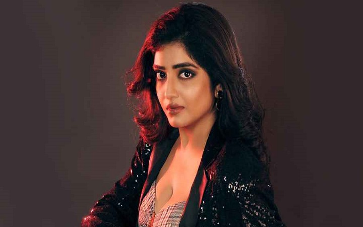 পেটে সন্তান নিয়ে শুটিং, অসুস্থ অভিনেত্রী