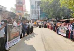 চিকিৎসক হত্যায় বিচার দাবিতে চাঁপাইনবাবগঞ্জে মানববন্ধন