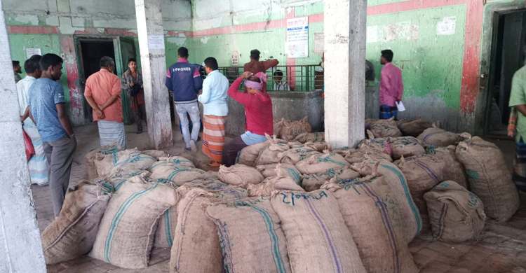 দিনাজপুরে হিমাগারে অভিযান, ৪৯৪ বস্তা আলু জব্দ